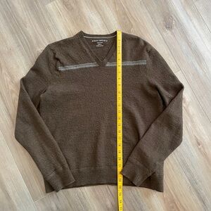Banana Republic Men's Dark Brown V-Neck Sweater